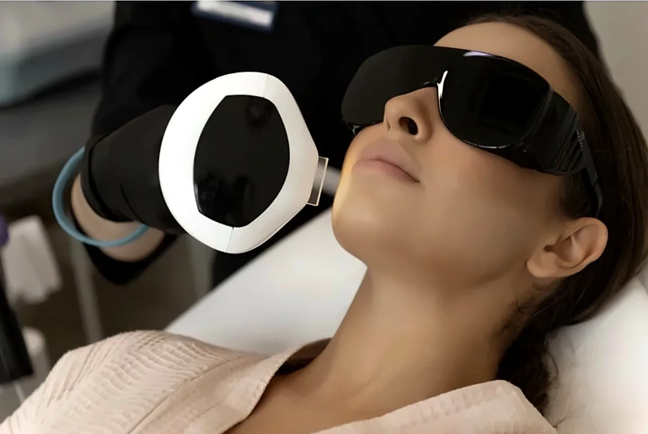 Процедура фотоомоложения в YB Beauty Clinic